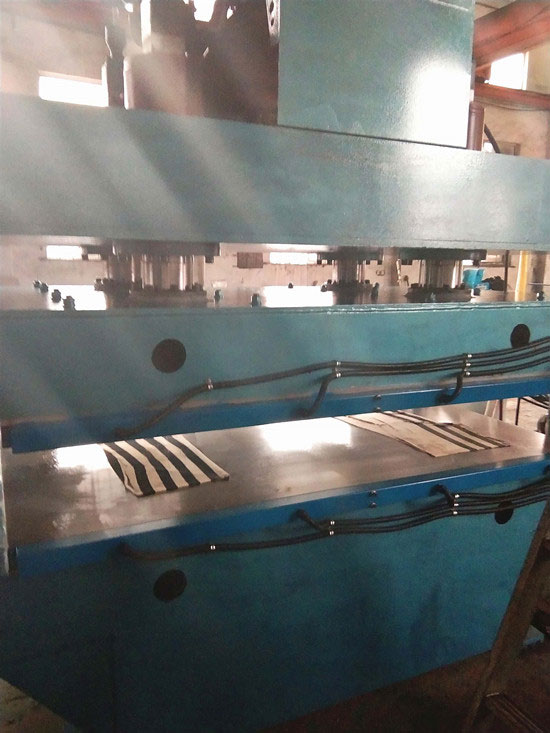 壓鋼絲網(wǎng)平板硫化機(jī)