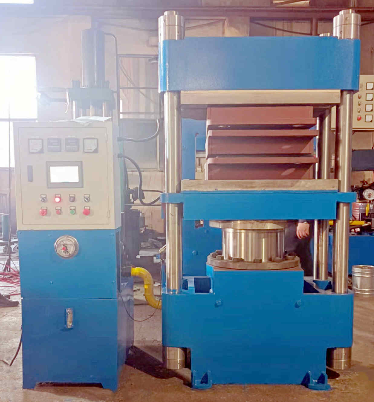 200噸900x600四柱硫化機